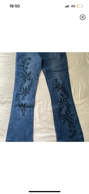 Jeans  - Jeans med broderingar och pärlor. Köpt här på plick men passade tyvärr inte mig så säljer vidare. Midjemått 38 rakt över, innerbenslängd 76cm. Bra skick💛