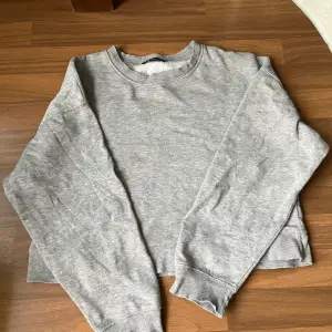 En fin tjock tröja ifrån Zara som säljs eftersom den inte kommer till användning längre och har blivit lite för liten för mig💗