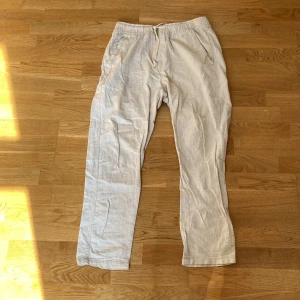 Linnebyxor  -  beiga linne byxor från Zara i storlek M. Bra skick! Ny pris ca 400kr.
