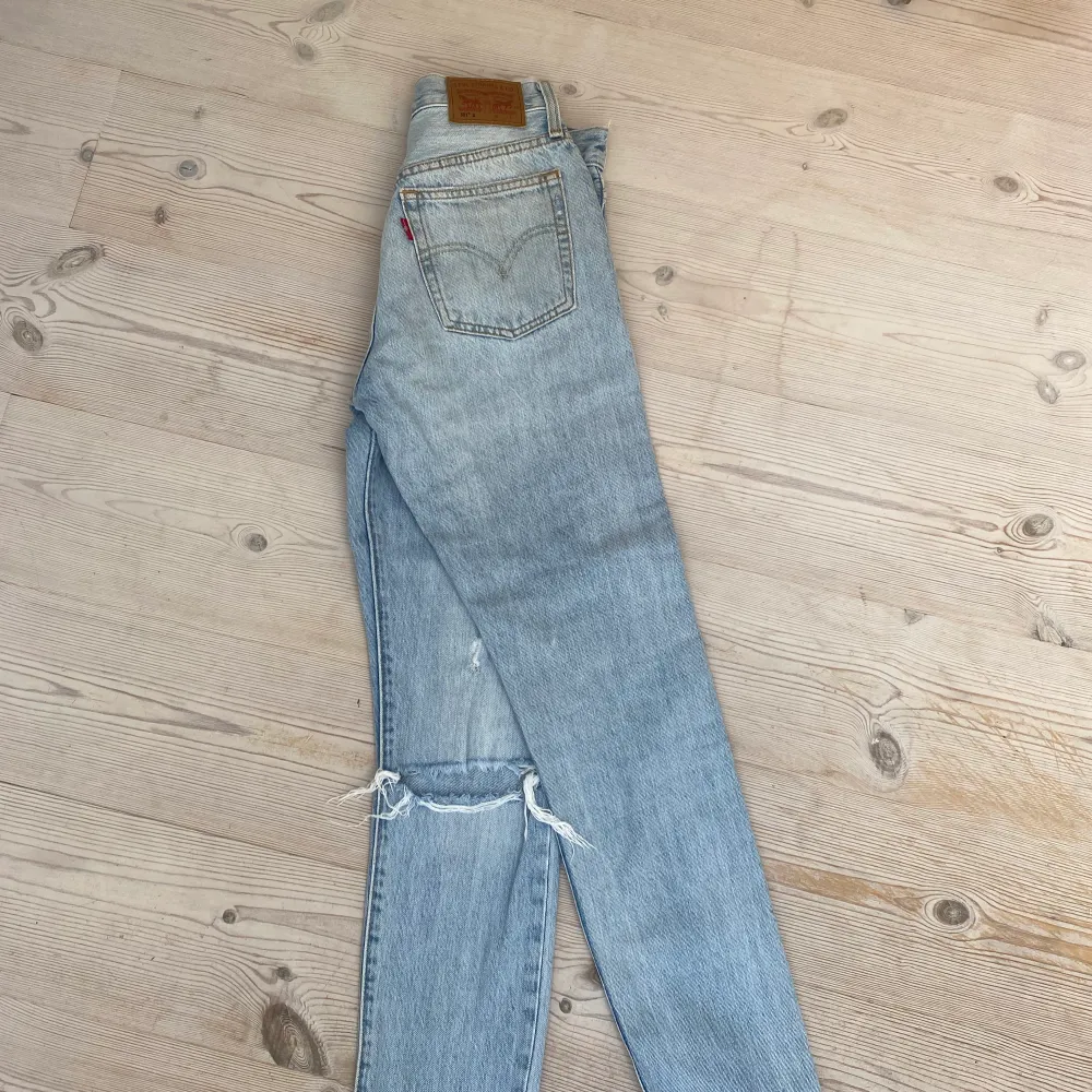 Ett par Levis jeans i storlek S men skulle snarare säga xs. Alldrig använda!. Jeans & Byxor.
