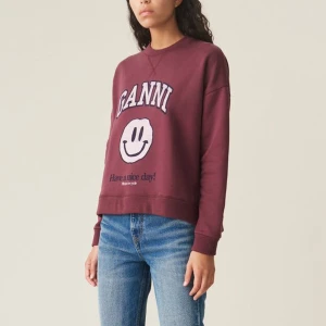 Ganni tröja - Säljer denna vinröda sweatshirt från ganni. Köpt för ca 2 år sedan för 1695 kr. Sällan använd. I storlek xs men skulle säga passar mer som en s/m. 
