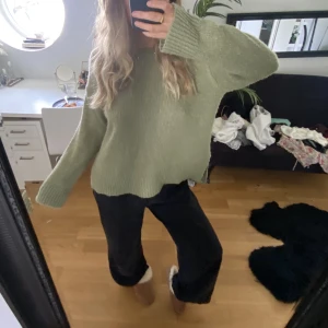 Mysig tröja - Ljusgrön asmysig stickad tröja med slits på sidorna