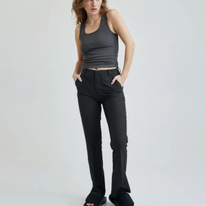 Kostymbyxor  - Köpta för ett år sen, använda 3-4 gånger endast. Storlek 36 och sitter jätte fint, säljer pga jag aldrig använder dom. Ny pris 499, säljer för halva, (250). Super fint skick dessutom!