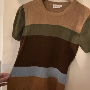 Randig stickad tröja - Stickad färgglad tröja i fint skick.