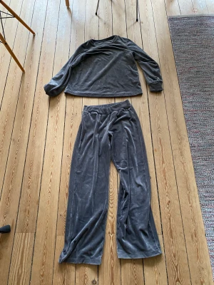 Pyamas set -  Ett pyamas det från uniqlo