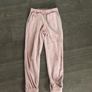 Rosa barn mjukisbyxor💗 - Jag säljer ett par rosa, sammets barn mjukisbyxor med en lite glitter text på. Bra skick. Hör dig för frågor eller bilder💕