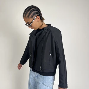 Armani jacka - Dunderjacka från Armani Exchange. Fint skick! Storlek M, men passar även st S.