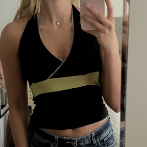 Vintage svart halternecktopp - Supersöt svart halternecktopp. Begagnat skick men inga defekter! Passar S-M💕🫶