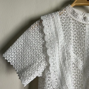 Spets tröja - Tröja i spets från Gina, använd endast en gång då det inte riktigt är min stil