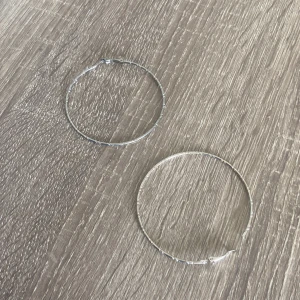 Örhängen - Säljer mina örhängen för 5kr eftersom dom är fina och bra och bara legat i garderoben! Helt ny inga skador och aldrig använda🫶🏻 mötas up i Eskilstuna och posta + frakt 5kr❤️