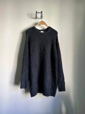 Lång stickad tröja/klänning  - Lång stickad tröja som räcker ner till en dm över knäna ungefär (jag är 170 cm)  I bra skick, använd få gånger då det inte riktigt är min stil 