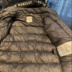 Moncler vinterjacka  - Moncler Vinterjacka precis som den originella och finns QR Scan kod i jackan. Jackan är i använt skick och säljs därför väldigt billigt.