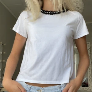 T-shirt💗💗 - Snygg T-shirt från zara med en fin detalj längs med kragen🤍🤍jättefint skick!!