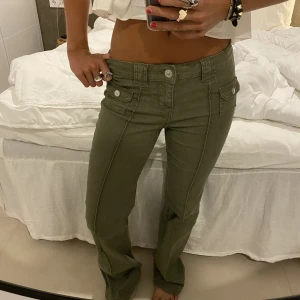 Gröna jeans - Säljer dessa ur coola eftertraktade jeansen från hm💘endast testade med prislapp kvar! KÖP DIRKET 500kr🤗SÄLJER ÄVEN I 36