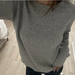 Grå stickad tröja  - Super fin tröja från zara. Varken nopprig eller stixig💕