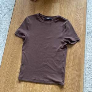 En vanlig brun basic t shirt från bikbok i storlek M 