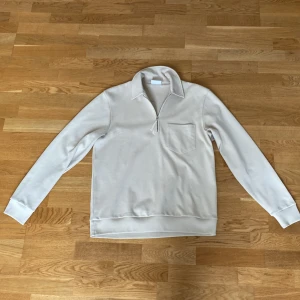 A Day’s March Half Zip - Storlek: M Nypris: Ca 1200kr En beige half zip tröja från a day’s march. Tröjan är helt oanvänd och i nyskick!