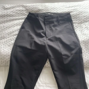 Bik bok kostymbyxor  - Helt nya använda 2 gånger för stora på mig köptes för 500 säljs nu 150kr 