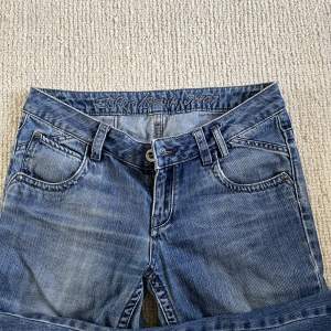 Säljer dessa vintage lågmidjade esprit jeans, bra skick, okänd storlek men skulle säga s/m💓