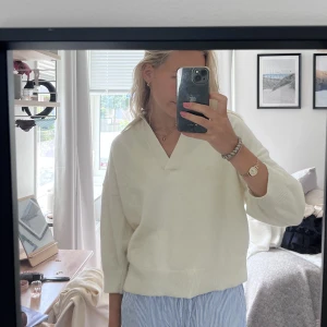 Tröja med krage  - Superfin stickad tröja från h&m i en krämvit färg. Använd ett par ggr så lite nopprig men enkelt att ta bort🥰