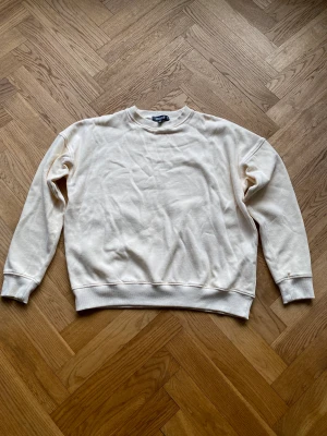 Beige sweatshirt från Missguided - Säljer denna tröja eftersom jag har massor av sweatshirts som jag redan använder