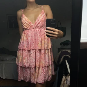 Klänning - Säljer denna jättefina klänningen, köpt i Palma. Pga inte nog med användning. Den är i nyskick. Skriv privat till mig om du är intresserad!☺️