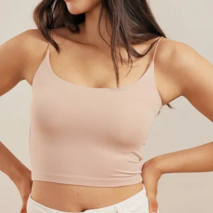 Beige croppad topp - Beige croppad top i stlk S från Chiquelle. 