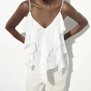 Zara topp - Säljer denhär superfina zara toppen som endast är använd en gång eftersom att den inte kommer till användning!