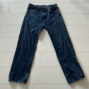 Baggy Levi Jeans - Mörkblåa baggy Levi jeans. Rivet vid hälarna men utöver i bra skick. Storlek: 33/34