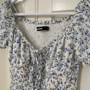 Klänning - Jag säljer den här jätte fina somriga klänningen. Säljer den eftersom den är lite för kort på mig som är 168cm. Endast använd fåtal gånger så sicket är som nytt. Om ni har några frågor är det bara att skriva💕💕