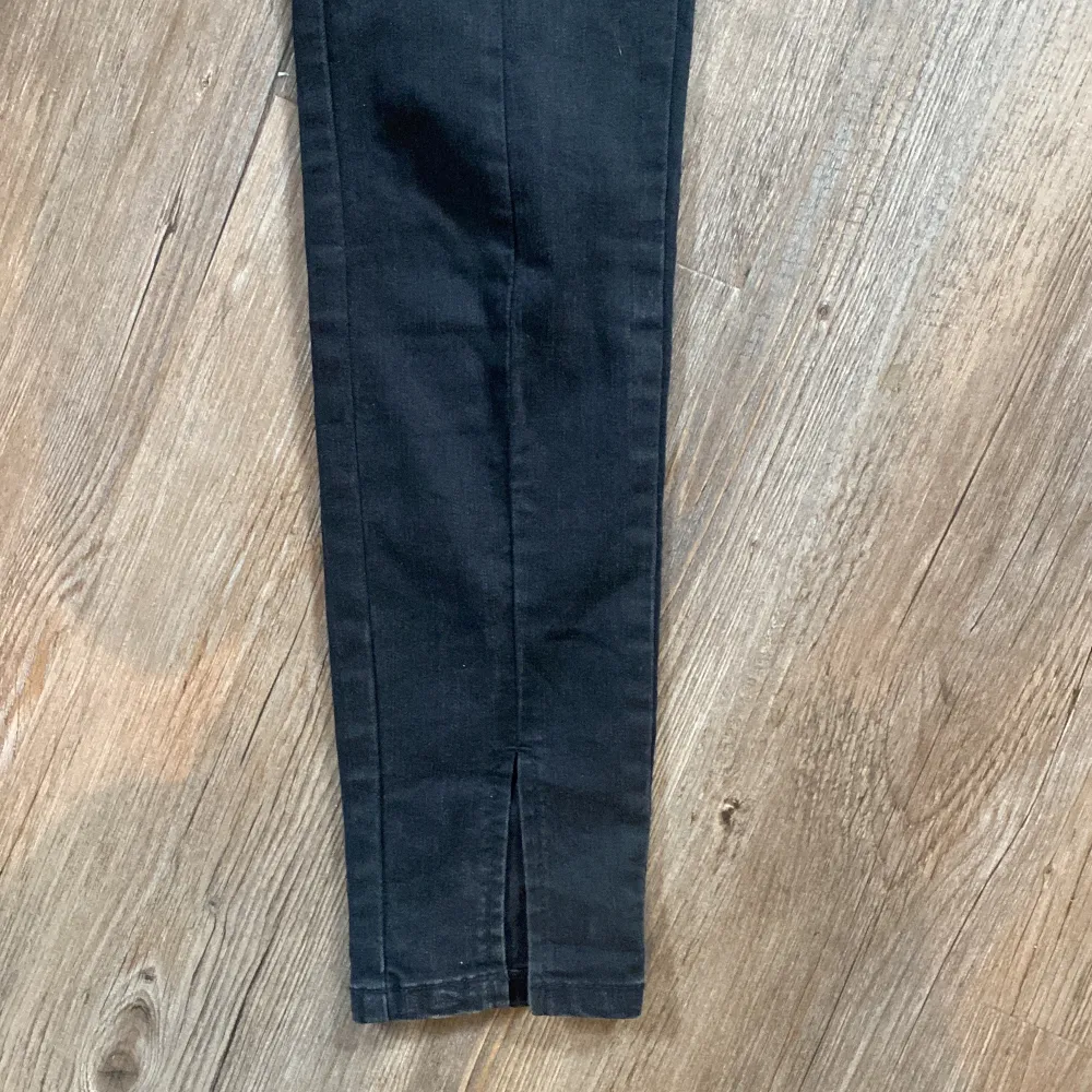 Svarta jeans med som och slits framtill från NA-KD.. Jeans & Byxor.