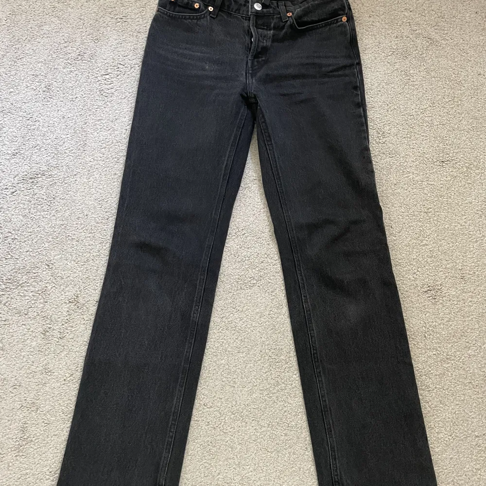 Midrise svarta jeans från weekday i storlek 36 💓 . Jeans & Byxor.
