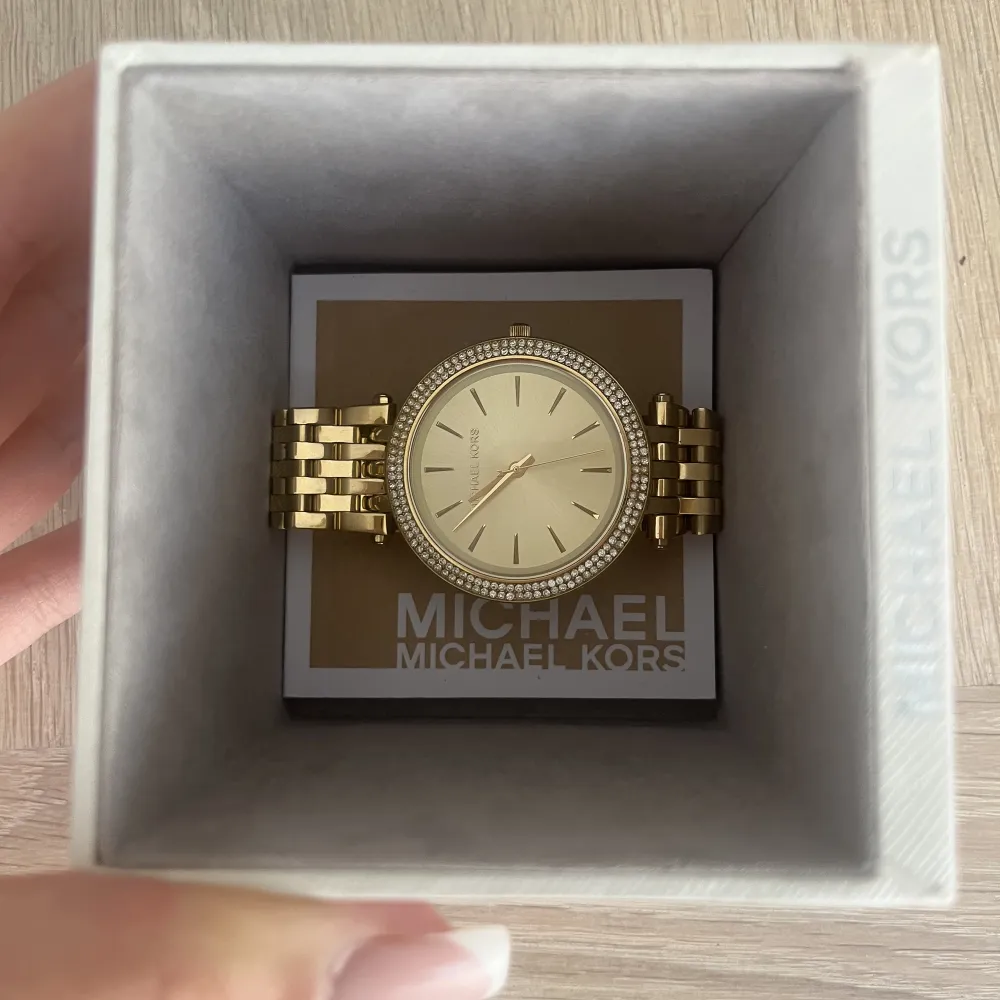 Michael Kors klocka MK3191 Fick den som present, den är precis som ny. Köptes för 1995 kr. Säljer den för 500💗. Accessoarer.