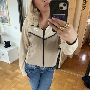 Nike Tech Fleece - Beige Nike Tech fleece i dammodell, storlek S!