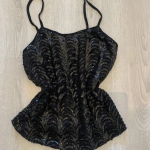 Glittrigt linne - Svart glittrigt linne, storlek xs men skulle säga att det passar alla mellan xs-m 