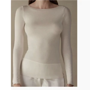 Vit tröja  - Populär vit tröja från Intimissi i strolek S. Använd fåtal gånger men inga defekter! Köpt för 500 