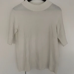 Stickad Kortärmad Vila - Vit kortärmad stickad tröja från Vila, är väldigt mjuk