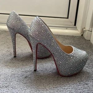 Klackskor med stenar - Använt vid 1-2 tillfällen. saknas ett par stenar, syns knappt.