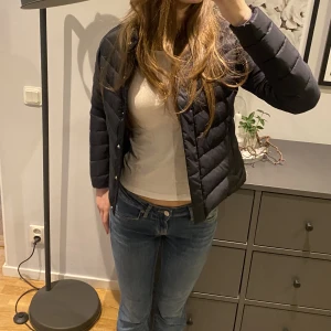Jacka  - Säljer dena svarta tunnare dunjackan då den inte kommit till användning på något år 