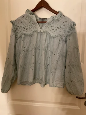 Blus - Säljer denna jättesöta blus då den inte kommer till användning. Blusen är i strlk M o har varit väl använd och är i mycket gott skick💕