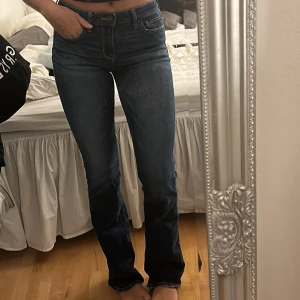 American Eagle jeans - Säljer ett bar mörka american eagle jeans som knappt är använda. Ny pris 800kr
