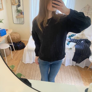 Tröja  - Säljer denna fina sweatshirt då jag aldrig fått användning av den, tröjan har väldigt fina detaljer på ärmarna se bild 2 