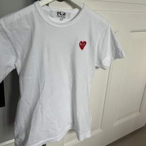 Snygg T-shirt från Comme des Garcons. Storleken är S. Skick 10/10 använd 2 gånger. Köpt på NK för 1000kr 