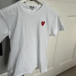 Comme des Garcons T-shirt - Snygg T-shirt från Comme des Garcons. Storleken är S. Skick 10/10 använd 2 gånger. Köpt på NK för 1000kr 