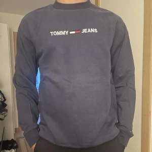 Marinblå Tröja  - Marinblå Tommy hilfigier tröja, storlek M 