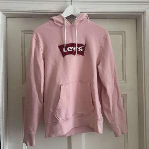 Hej! Jag säljer nu min rosa Levi’s hoodie. Hoodien är i bra skick och är i storlek S. Skriv privat för fler bilder💕