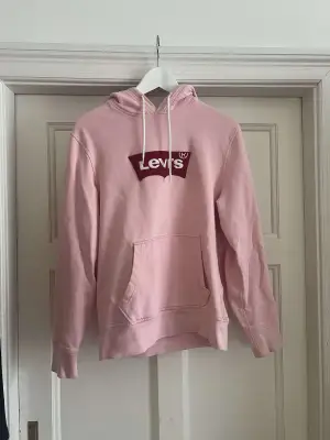 Hej! Jag säljer nu min rosa Levi’s hoodie. Hoodien är i bra skick och är i storlek S. Skriv privat för fler bilder💕