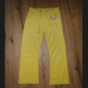 Lowrise Vintage Juicy Sweats - Går ej längre att få tag på dessa från Juicy coutures hemsida, pga att det är en äldre modell. I bra skick men tecken på användning förekommer!💕 Köpta från sellpy för ca 700kr men inte min stil. SKRIV VID EVENTUELLA FRÅGOR‼️