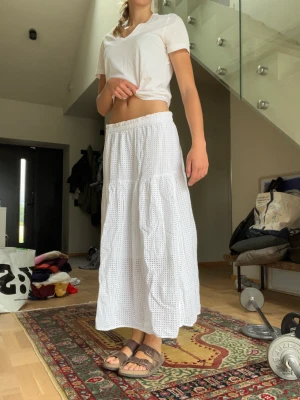 Vit maxikjol  - Säljer min vita maxikjol från Lindex då den inte kommer till användning! Superfin och i nyskick! Nypris 399kr säljer för 200