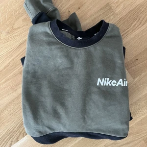 Nike tröja.  - Snygg varm niketröja. Hybrid material. 